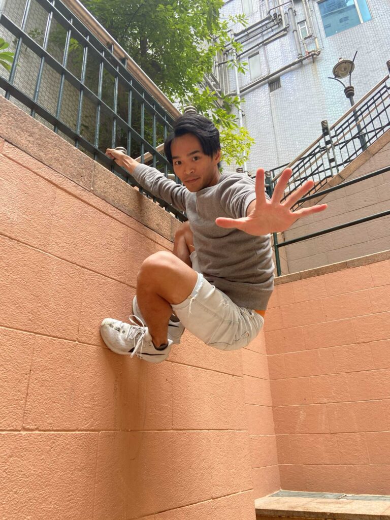 在城市的邊緣與縫隙之間，有些人用腳步重新量度世界。說起Parkour（飛躍道／跑酷），大眾往往先想到高樓之間的驚險跳躍、翻滾落地的刺激畫面；但在盧振宗Gon Sir口中，這項運動更像一種「跟自己對話」的方法——不逞強、不炫技，反而越練越懂得照顧自己、照顧身邊的人，甚至照顧所處的環境。而最令人意外的是：這位全職教練形容自己從小「內向、陰柔」，身形瘦削，也正因如此，他走出了一條與想像中「極限運動員」完全不同的路。