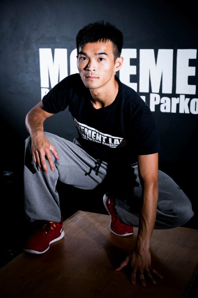 在城市的邊緣與縫隙之間，有些人用腳步重新量度世界。說起Parkour（飛躍道／跑酷），大眾往往先想到高樓之間的驚險跳躍、翻滾落地的刺激畫面；但在盧振宗Gon Sir口中，這項運動更像一種「跟自己對話」的方法——不逞強、不炫技，反而越練越懂得照顧自己、照顧身邊的人，甚至照顧所處的環境。而最令人意外的是：這位全職教練形容自己從小「內向、陰柔」，身形瘦削，也正因如此，他走出了一條與想像中「極限運動員」完全不同的路。