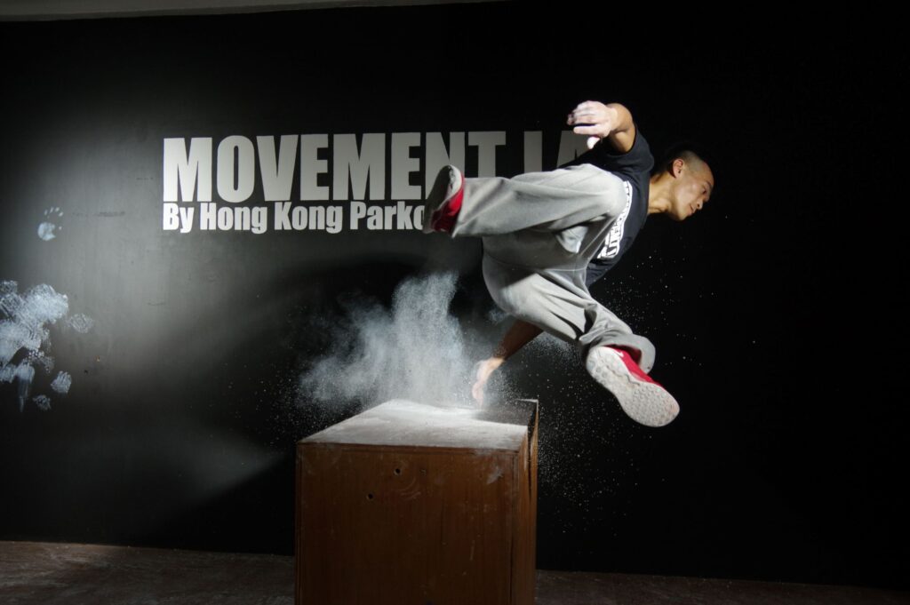 在城市的邊緣與縫隙之間，有些人用腳步重新量度世界。說起Parkour（飛躍道／跑酷），大眾往往先想到高樓之間的驚險跳躍、翻滾落地的刺激畫面；但在盧振宗Gon Sir口中，這項運動更像一種「跟自己對話」的方法——不逞強、不炫技，反而越練越懂得照顧自己、照顧身邊的人，甚至照顧所處的環境。而最令人意外的是：這位全職教練形容自己從小「內向、陰柔」，身形瘦削，也正因如此，他走出了一條與想像中「極限運動員」完全不同的路。