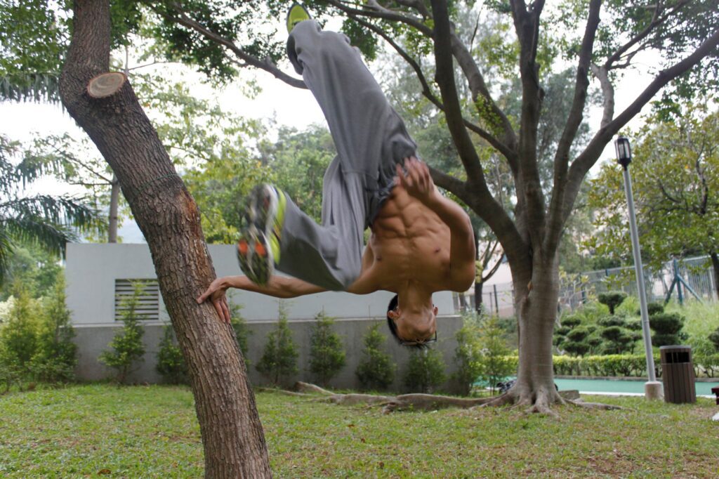 在城市的邊緣與縫隙之間，有些人用腳步重新量度世界。說起Parkour（飛躍道／跑酷），大眾往往先想到高樓之間的驚險跳躍、翻滾落地的刺激畫面；但在盧振宗Gon Sir口中，這項運動更像一種「跟自己對話」的方法——不逞強、不炫技，反而越練越懂得照顧自己、照顧身邊的人，甚至照顧所處的環境。而最令人意外的是：這位全職教練形容自己從小「內向、陰柔」，身形瘦削，也正因如此，他走出了一條與想像中「極限運動員」完全不同的路。