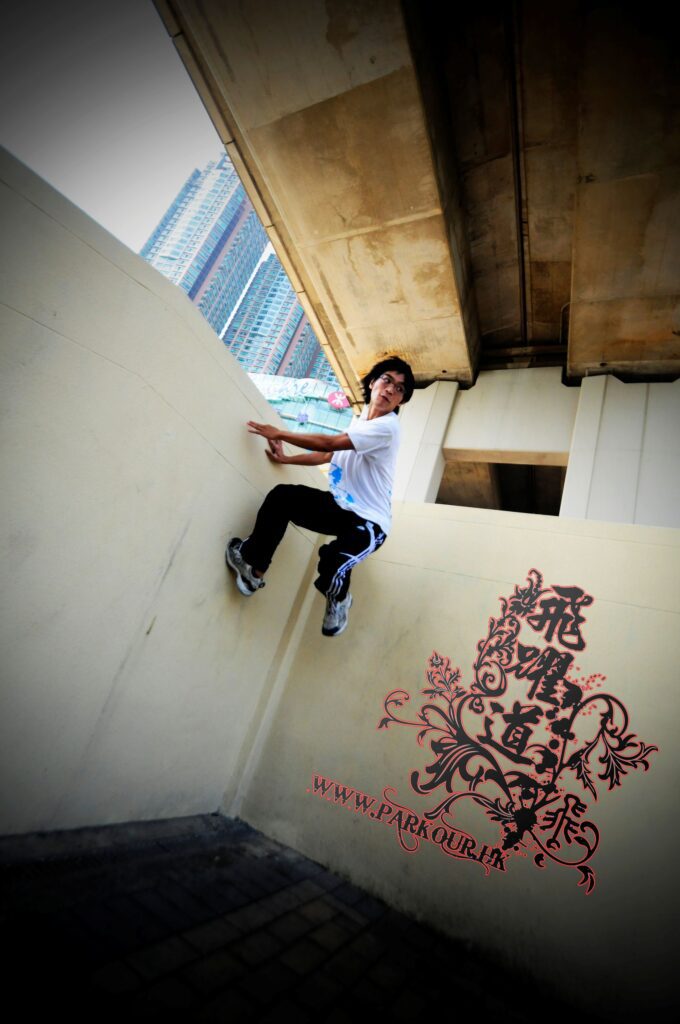 在城市的邊緣與縫隙之間，有些人用腳步重新量度世界。說起Parkour（飛躍道／跑酷），大眾往往先想到高樓之間的驚險跳躍、翻滾落地的刺激畫面；但在盧振宗Gon Sir口中，這項運動更像一種「跟自己對話」的方法——不逞強、不炫技，反而越練越懂得照顧自己、照顧身邊的人，甚至照顧所處的環境。而最令人意外的是：這位全職教練形容自己從小「內向、陰柔」，身形瘦削，也正因如此，他走出了一條與想像中「極限運動員」完全不同的路。