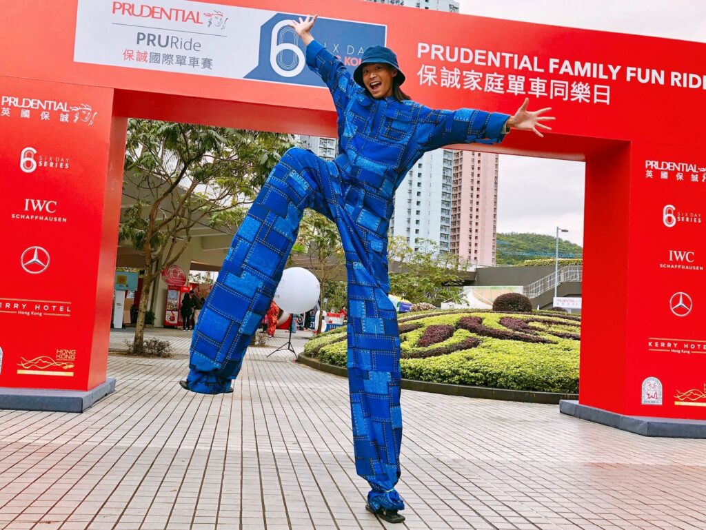 在城市的邊緣與縫隙之間，有些人用腳步重新量度世界。說起Parkour（飛躍道／跑酷），大眾往往先想到高樓之間的驚險跳躍、翻滾落地的刺激畫面；但在盧振宗Gon Sir口中，這項運動更像一種「跟自己對話」的方法——不逞強、不炫技，反而越練越懂得照顧自己、照顧身邊的人，甚至照顧所處的環境。而最令人意外的是：這位全職教練形容自己從小「內向、陰柔」，身形瘦削，也正因如此，他走出了一條與想像中「極限運動員」完全不同的路。