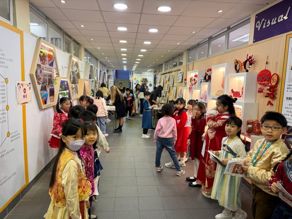 中華傳道會呂明才小學 梁漢基校長，當初並非一心奔向教育路。他中七畢業那一年，同時拿到兩個不同學系的錄取通知，一是設計課程，延續他自小對視藝創作的熱愛；另一則是由「柏立基教育學院」（即今天的香港教育大學）的教育課程。正當他猶豫不決時，想起早前一位中學老師的一句話，給他的人生帶來了轉捩點。