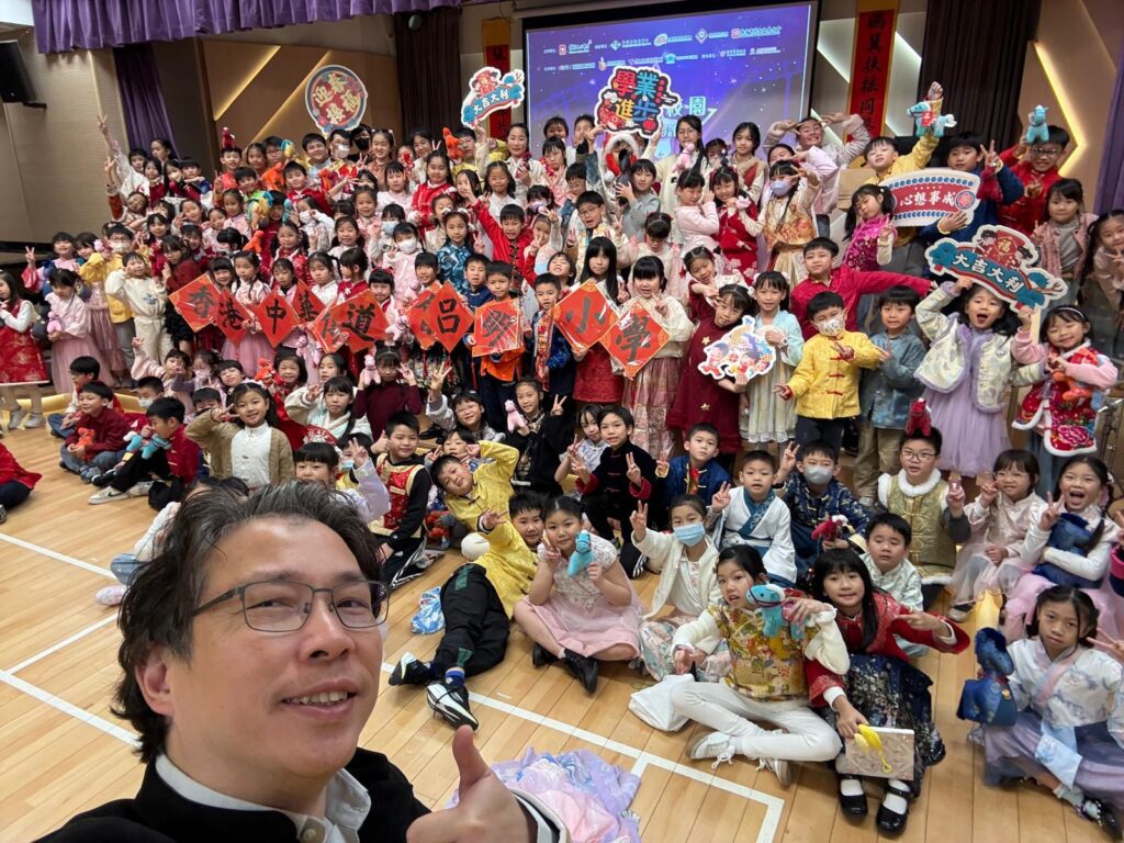 中華傳道會呂明才小學 梁漢基校長，當初並非一心奔向教育路。他中七畢業那一年，同時拿到兩個不同學系的錄取通知，一是設計課程，延續他自小對視藝創作的熱愛；另一則是由「柏立基教育學院」（即今天的香港教育大學）的教育課程。正當他猶豫不決時，想起早前一位中學老師的一句話，給他的人生帶來了轉捩點。