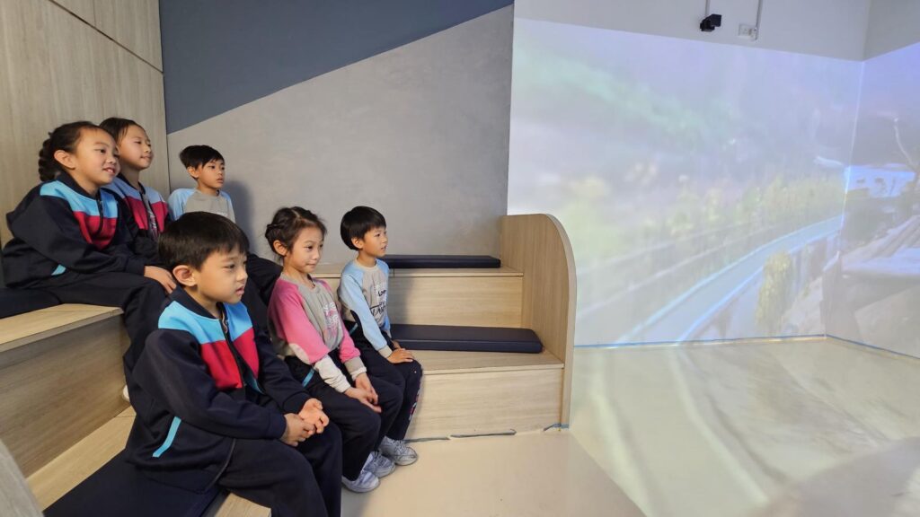 中華傳道會呂明才小學 梁漢基校長，當初並非一心奔向教育路。他中七畢業那一年，同時拿到兩個不同學系的錄取通知，一是設計課程，延續他自小對視藝創作的熱愛；另一則是由「柏立基教育學院」（即今天的香港教育大學）的教育課程。正當他猶豫不決時，想起早前一位中學老師的一句話，給他的人生帶來了轉捩點。