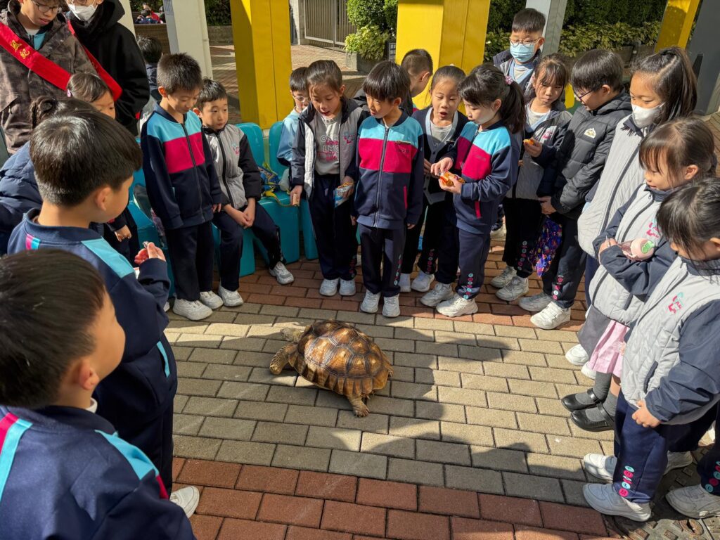中華傳道會呂明才小學 梁漢基校長，當初並非一心奔向教育路。他中七畢業那一年，同時拿到兩個不同學系的錄取通知，一是設計課程，延續他自小對視藝創作的熱愛；另一則是由「柏立基教育學院」（即今天的香港教育大學）的教育課程。正當他猶豫不決時，想起早前一位中學老師的一句話，給他的人生帶來了轉捩點。