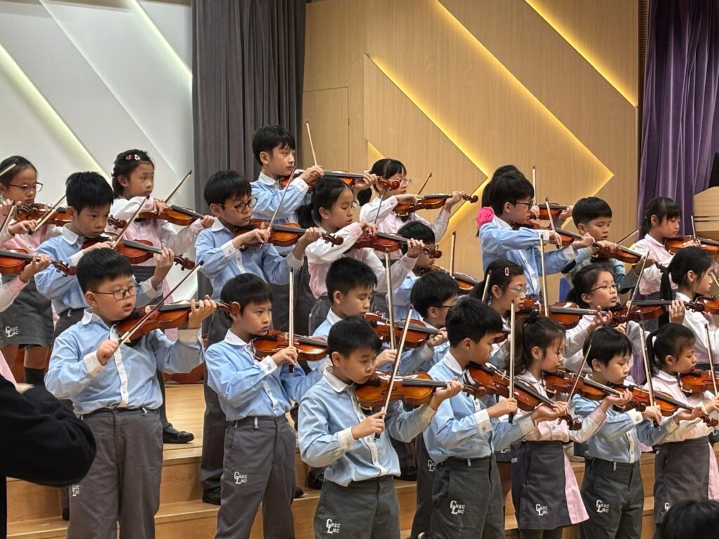 中華傳道會呂明才小學 梁漢基校長，當初並非一心奔向教育路。他中七畢業那一年，同時拿到兩個不同學系的錄取通知，一是設計課程，延續他自小對視藝創作的熱愛；另一則是由「柏立基教育學院」（即今天的香港教育大學）的教育課程。正當他猶豫不決時，想起早前一位中學老師的一句話，給他的人生帶來了轉捩點。