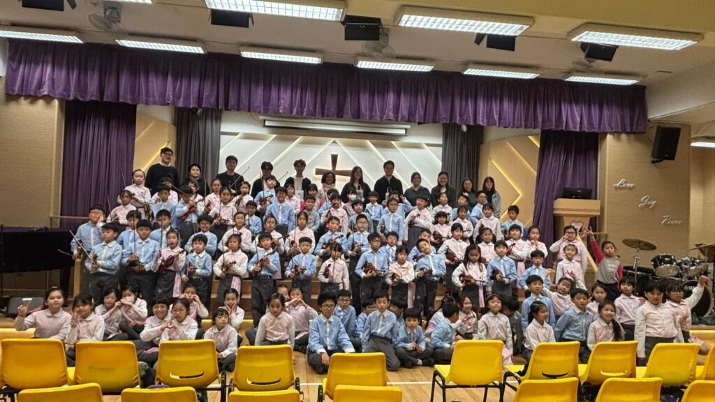 中華傳道會呂明才小學 梁漢基校長，當初並非一心奔向教育路。他中七畢業那一年，同時拿到兩個不同學系的錄取通知，一是設計課程，延續他自小對視藝創作的熱愛；另一則是由「柏立基教育學院」（即今天的香港教育大學）的教育課程。正當他猶豫不決時，想起早前一位中學老師的一句話，給他的人生帶來了轉捩點。