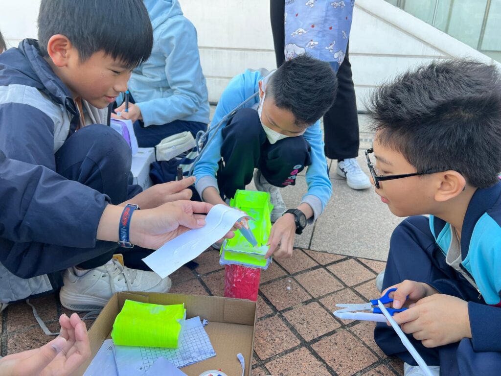 中華傳道會呂明才小學 梁漢基校長，當初並非一心奔向教育路。他中七畢業那一年，同時拿到兩個不同學系的錄取通知，一是設計課程，延續他自小對視藝創作的熱愛；另一則是由「柏立基教育學院」（即今天的香港教育大學）的教育課程。正當他猶豫不決時，想起早前一位中學老師的一句話，給他的人生帶來了轉捩點。