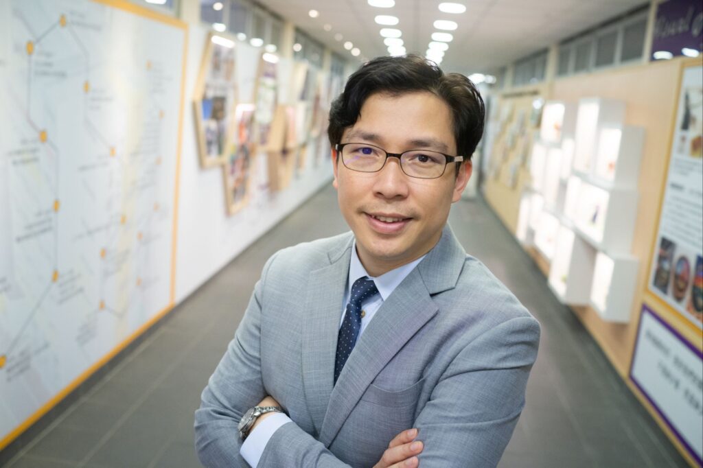 中華傳道會呂明才小學 梁漢基校長，當初並非一心奔向教育路。他中七畢業那一年，同時拿到兩個不同學系的錄取通知，一是設計課程，延續他自小對視藝創作的熱愛；另一則是由「柏立基教育學院」（即今天的香港教育大學）的教育課程。正當他猶豫不決時，想起早前一位中學老師的一句話，給他的人生帶來了轉捩點。