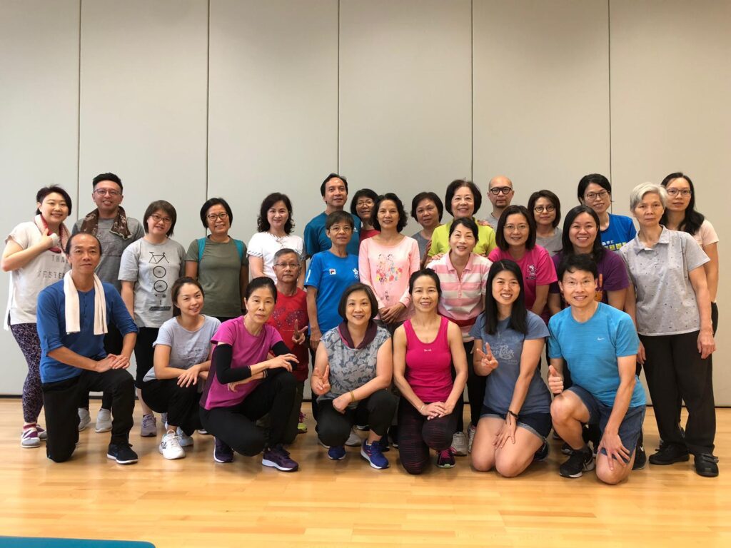 有些人談運動，談的是身形；繆彩蘭談運動，談的卻是人生。她十歲開始跑步，十八歲踏上講台，四十多年來把課堂搬進社區、把節奏帶進日常，也把「堅持」這兩個字，教到一代又一代人心裡。命運曾在她最熟悉的跑道上突然按下急停——一場主動脈瘤手術，讓她不得不重新認識身體、重新安排生活；但她沒有退場，反而更篤定地走回人群之中：陪長者鍛鍊、到學校、機構分享，甚至自掏腰包辦活動，只為讓更多人願意踏出第一步。這次專訪，我們沿著她的步伐回望：一個把運動做成信念的人，如何在起伏裡把自己站穩，也把別人扶起來。