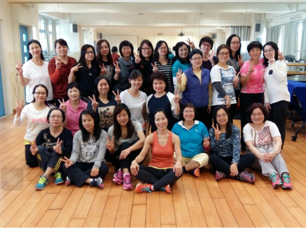 有些人談運動，談的是身形；繆彩蘭談運動，談的卻是人生。她十歲開始跑步，十八歲踏上講台，四十多年來把課堂搬進社區、把節奏帶進日常，也把「堅持」這兩個字，教到一代又一代人心裡。命運曾在她最熟悉的跑道上突然按下急停——一場主動脈瘤手術，讓她不得不重新認識身體、重新安排生活；但她沒有退場，反而更篤定地走回人群之中：陪長者鍛鍊、到學校、機構分享，甚至自掏腰包辦活動，只為讓更多人願意踏出第一步。這次專訪，我們沿著她的步伐回望：一個把運動做成信念的人，如何在起伏裡把自己站穩，也把別人扶起來。