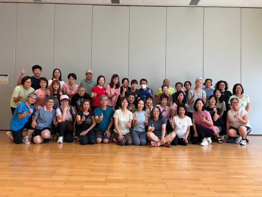 有些人談運動，談的是身形；繆彩蘭談運動，談的卻是人生。她十歲開始跑步，十八歲踏上講台，四十多年來把課堂搬進社區、把節奏帶進日常，也把「堅持」這兩個字，教到一代又一代人心裡。命運曾在她最熟悉的跑道上突然按下急停——一場主動脈瘤手術，讓她不得不重新認識身體、重新安排生活；但她沒有退場，反而更篤定地走回人群之中：陪長者鍛鍊、到學校、機構分享，甚至自掏腰包辦活動，只為讓更多人願意踏出第一步。這次專訪，我們沿著她的步伐回望：一個把運動做成信念的人，如何在起伏裡把自己站穩，也把別人扶起來。