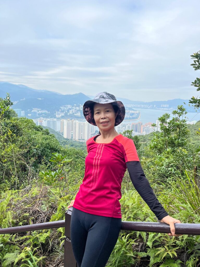 有些人談運動，談的是身形；繆彩蘭談運動，談的卻是人生。她十歲開始跑步，十八歲踏上講台，四十多年來把課堂搬進社區、把節奏帶進日常，也把「堅持」這兩個字，教到一代又一代人心裡。命運曾在她最熟悉的跑道上突然按下急停——一場主動脈瘤手術，讓她不得不重新認識身體、重新安排生活；但她沒有退場，反而更篤定地走回人群之中：陪長者鍛鍊、到學校、機構分享，甚至自掏腰包辦活動，只為讓更多人願意踏出第一步。這次專訪，我們沿著她的步伐回望：一個把運動做成信念的人，如何在起伏裡把自己站穩，也把別人扶起來。