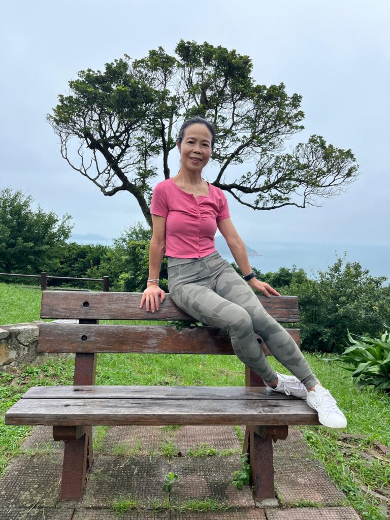 有些人談運動，談的是身形；繆彩蘭談運動，談的卻是人生。她十歲開始跑步，十八歲踏上講台，四十多年來把課堂搬進社區、把節奏帶進日常，也把「堅持」這兩個字，教到一代又一代人心裡。命運曾在她最熟悉的跑道上突然按下急停——一場主動脈瘤手術，讓她不得不重新認識身體、重新安排生活；但她沒有退場，反而更篤定地走回人群之中：陪長者鍛鍊、到學校、機構分享，甚至自掏腰包辦活動，只為讓更多人願意踏出第一步。這次專訪，我們沿著她的步伐回望：一個把運動做成信念的人，如何在起伏裡把自己站穩，也把別人扶起來。