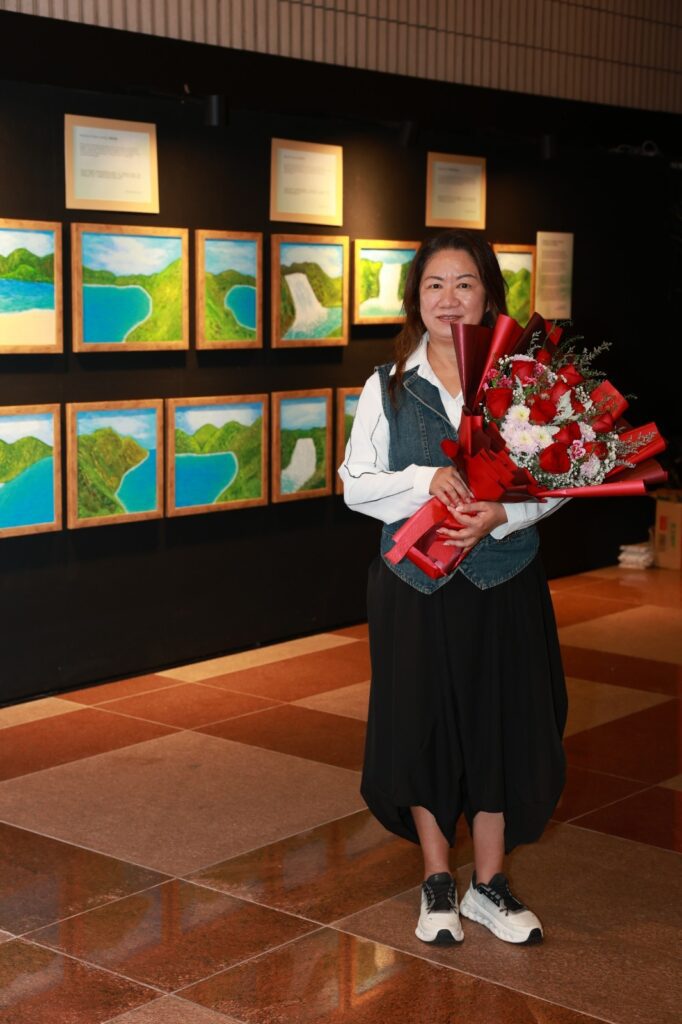 在一些人身上,你會看到一種很安靜、卻很堅定的力量——不急著證明什麼,只是一步一步把眼前的事做好;也不把「成就」掛在嘴邊,但做過的事,自己和同行都看得見。倫婉霞博士給人的印象,正是如此。這次對談,她沒有用事業上的成功,而是用幾段非常生活化的經歷,拼出一個清晰的輪廓:專業與研究是她長期投入的主線;公共服務與義務工作,是她習慣性的選擇;而畫畫與游泳,則像兩道光,讓她在忙碌之中保留了呼吸與柔軟。