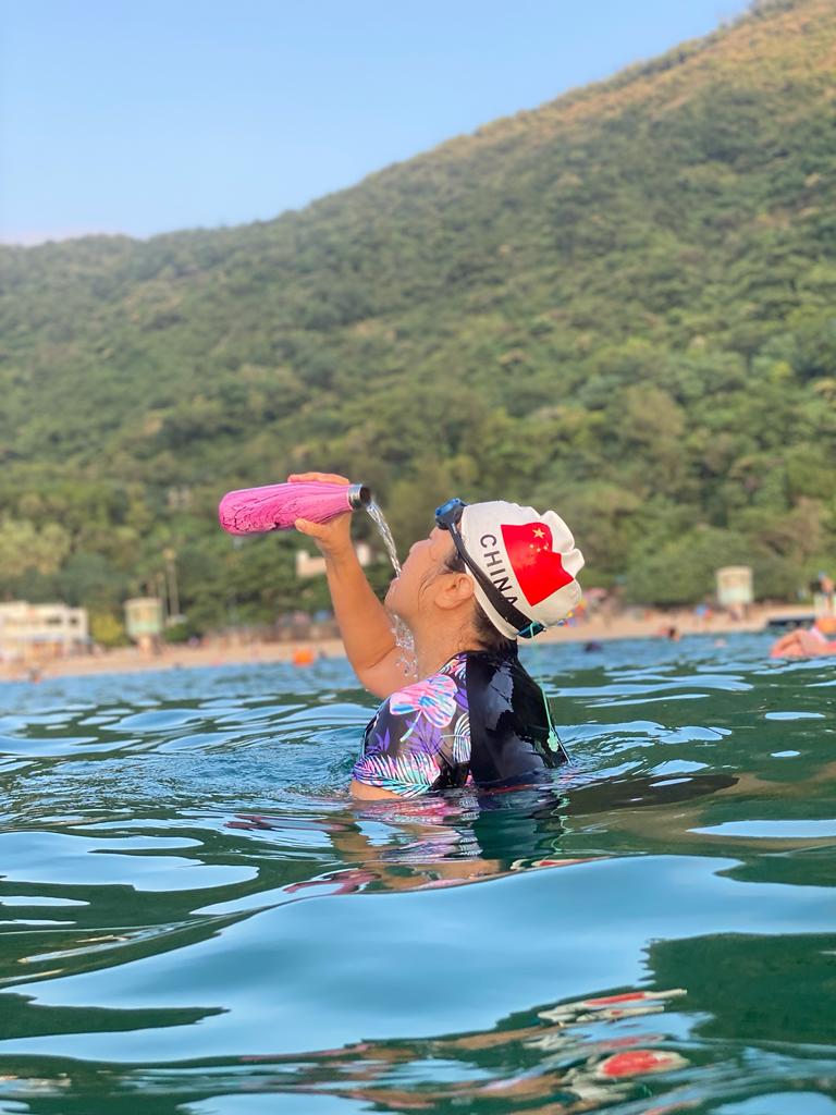 在一些人身上,你會看到一種很安靜、卻很堅定的力量——不急著證明什麼,只是一步一步把眼前的事做好;也不把「成就」掛在嘴邊,但做過的事,自己和同行都看得見。倫婉霞博士給人的印象,正是如此。這次對談,她沒有用事業上的成功,而是用幾段非常生活化的經歷,拼出一個清晰的輪廓:專業與研究是她長期投入的主線;公共服務與義務工作,是她習慣性的選擇;而畫畫與游泳,則像兩道光,讓她在忙碌之中保留了呼吸與柔軟。