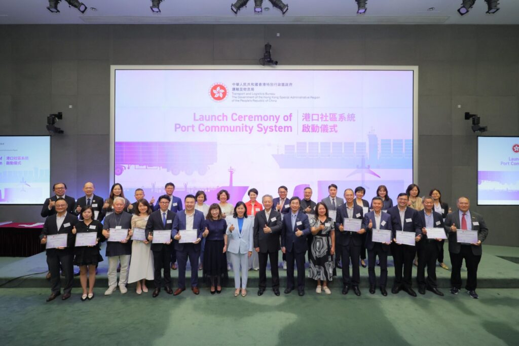 在一些人身上,你會看到一種很安靜、卻很堅定的力量——不急著證明什麼,只是一步一步把眼前的事做好;也不把「成就」掛在嘴邊,但做過的事,自己和同行都看得見。倫婉霞博士給人的印象,正是如此。這次對談,她沒有用事業上的成功,而是用幾段非常生活化的經歷,拼出一個清晰的輪廓:專業與研究是她長期投入的主線;公共服務與義務工作,是她習慣性的選擇;而畫畫與游泳,則像兩道光,讓她在忙碌之中保留了呼吸與柔軟。