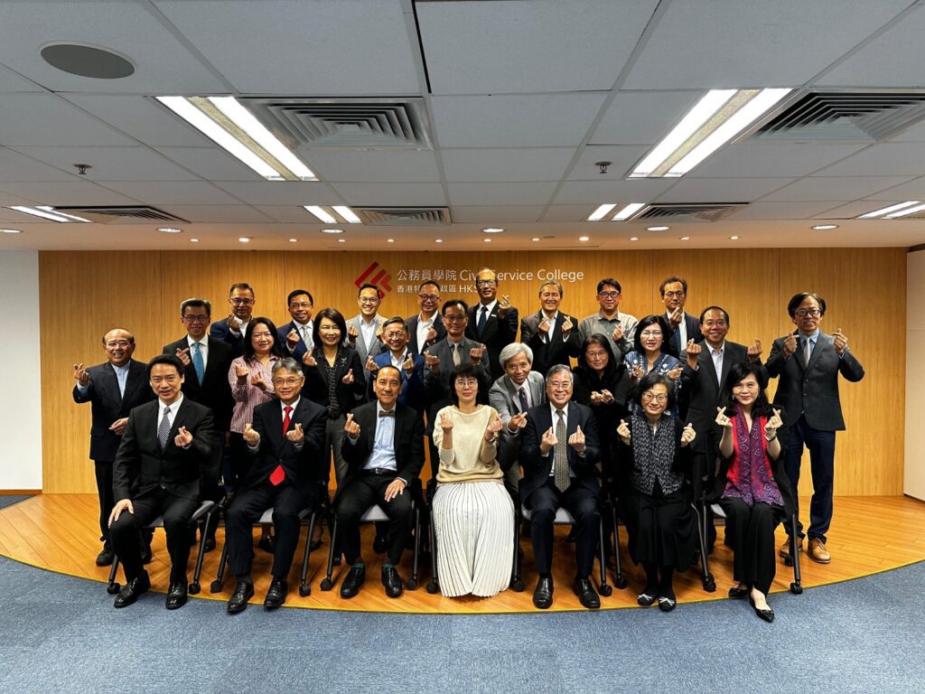 在一些人身上,你會看到一種很安靜、卻很堅定的力量——不急著證明什麼,只是一步一步把眼前的事做好;也不把「成就」掛在嘴邊,但做過的事,自己和同行都看得見。倫婉霞博士給人的印象,正是如此。這次對談,她沒有用事業上的成功,而是用幾段非常生活化的經歷,拼出一個清晰的輪廓:專業與研究是她長期投入的主線;公共服務與義務工作,是她習慣性的選擇;而畫畫與游泳,則像兩道光,讓她在忙碌之中保留了呼吸與柔軟。