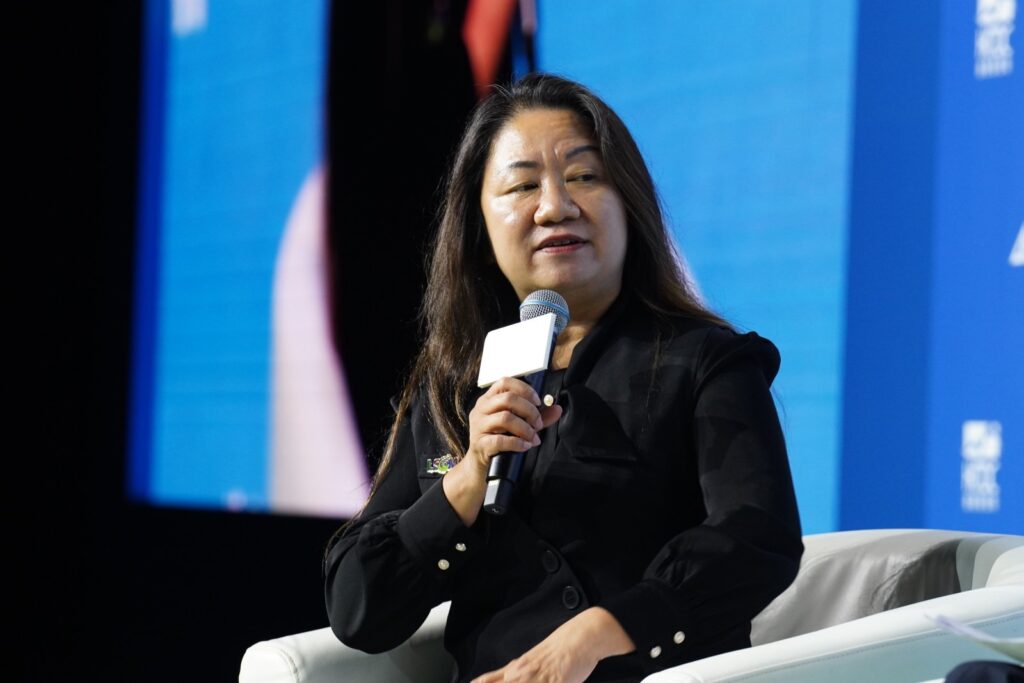 在一些人身上,你會看到一種很安靜、卻很堅定的力量——不急著證明什麼,只是一步一步把眼前的事做好;也不把「成就」掛在嘴邊,但做過的事,自己和同行都看得見。倫婉霞博士給人的印象,正是如此。這次對談,她沒有用事業上的成功,而是用幾段非常生活化的經歷,拼出一個清晰的輪廓:專業與研究是她長期投入的主線;公共服務與義務工作,是她習慣性的選擇;而畫畫與游泳,則像兩道光,讓她在忙碌之中保留了呼吸與柔軟。