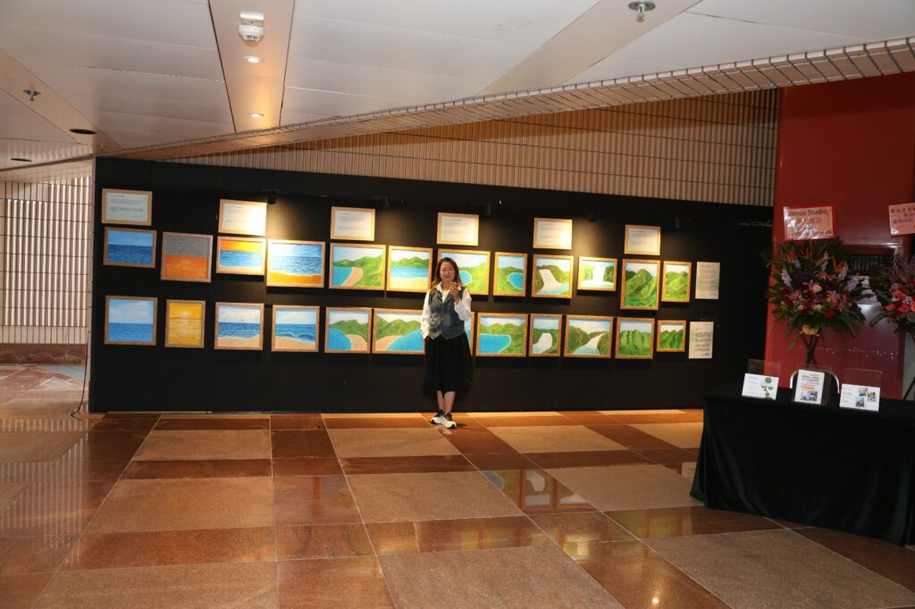 在一些人身上,你會看到一種很安靜、卻很堅定的力量——不急著證明什麼,只是一步一步把眼前的事做好;也不把「成就」掛在嘴邊,但做過的事,自己和同行都看得見。倫婉霞博士給人的印象,正是如此。這次對談,她沒有用事業上的成功,而是用幾段非常生活化的經歷,拼出一個清晰的輪廓:專業與研究是她長期投入的主線;公共服務與義務工作,是她習慣性的選擇;而畫畫與游泳,則像兩道光,讓她在忙碌之中保留了呼吸與柔軟。