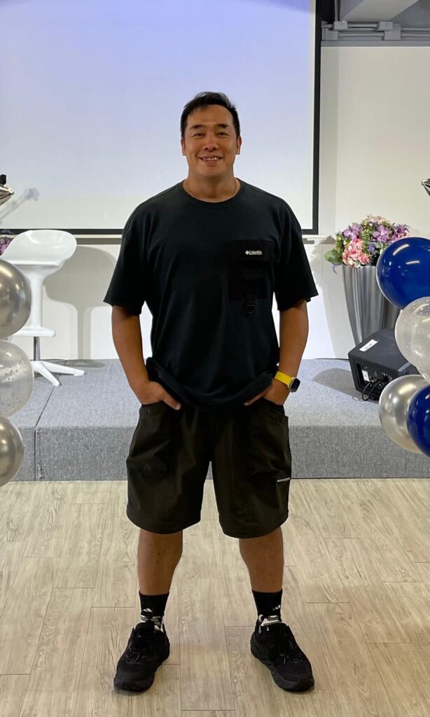 有些人生,不是從一開始就注定要跌落谷底;但一旦走偏了路,想再爬回來,往往要付出比常人更長、更痛、更真實的代價。林家俊 Andy 的故事吸引人之處,不在於他曾經跌得有多深,而在於他如何一步步走出失控的人生:從少年時期的抗拒與逃避,到沉迷毒品、傷人傷己;再到學會停止「靠自己硬撐」,願意接受陪伴、重新建立信任,最後把走過的路變成別人的路標。這是一段關於回頭、關於修復、也關於學會去愛,讀到最後,你會明白所謂「改變」,從來不只是意志力,而是一個人終於肯面對自己,並選擇不再重複昨日的那一刻開始。