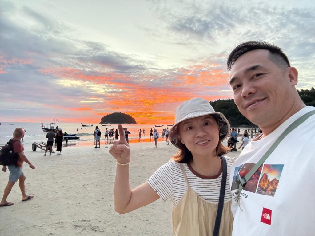 有些人生,不是從一開始就注定要跌落谷底;但一旦走偏了路,想再爬回來,往往要付出比常人更長、更痛、更真實的代價。林家俊 Andy 的故事吸引人之處,不在於他曾經跌得有多深,而在於他如何一步步走出失控的人生:從少年時期的抗拒與逃避,到沉迷毒品、傷人傷己;再到學會停止「靠自己硬撐」,願意接受陪伴、重新建立信任,最後把走過的路變成別人的路標。這是一段關於回頭、關於修復、也關於學會去愛,讀到最後,你會明白所謂「改變」,從來不只是意志力,而是一個人終於肯面對自己,並選擇不再重複昨日的那一刻開始。