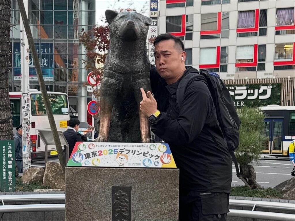 有些人生,不是從一開始就注定要跌落谷底;但一旦走偏了路,想再爬回來,往往要付出比常人更長、更痛、更真實的代價。林家俊 Andy 的故事吸引人之處,不在於他曾經跌得有多深,而在於他如何一步步走出失控的人生:從少年時期的抗拒與逃避,到沉迷毒品、傷人傷己;再到學會停止「靠自己硬撐」,願意接受陪伴、重新建立信任,最後把走過的路變成別人的路標。這是一段關於回頭、關於修復、也關於學會去愛,讀到最後,你會明白所謂「改變」,從來不只是意志力,而是一個人終於肯面對自己,並選擇不再重複昨日的那一刻開始。