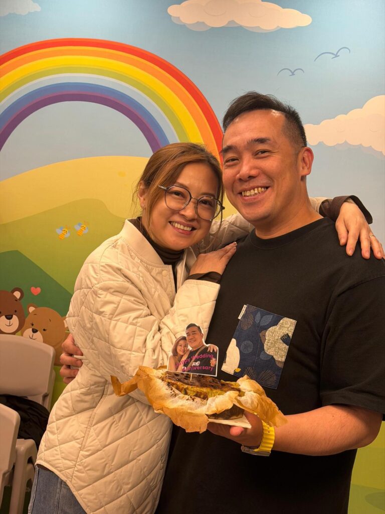 有些人生,不是從一開始就注定要跌落谷底;但一旦走偏了路,想再爬回來,往往要付出比常人更長、更痛、更真實的代價。林家俊 Andy 的故事吸引人之處,不在於他曾經跌得有多深,而在於他如何一步步走出失控的人生:從少年時期的抗拒與逃避,到沉迷毒品、傷人傷己;再到學會停止「靠自己硬撐」,願意接受陪伴、重新建立信任,最後把走過的路變成別人的路標。這是一段關於回頭、關於修復、也關於學會去愛,讀到最後,你會明白所謂「改變」,從來不只是意志力,而是一個人終於肯面對自己,並選擇不再重複昨日的那一刻開始。