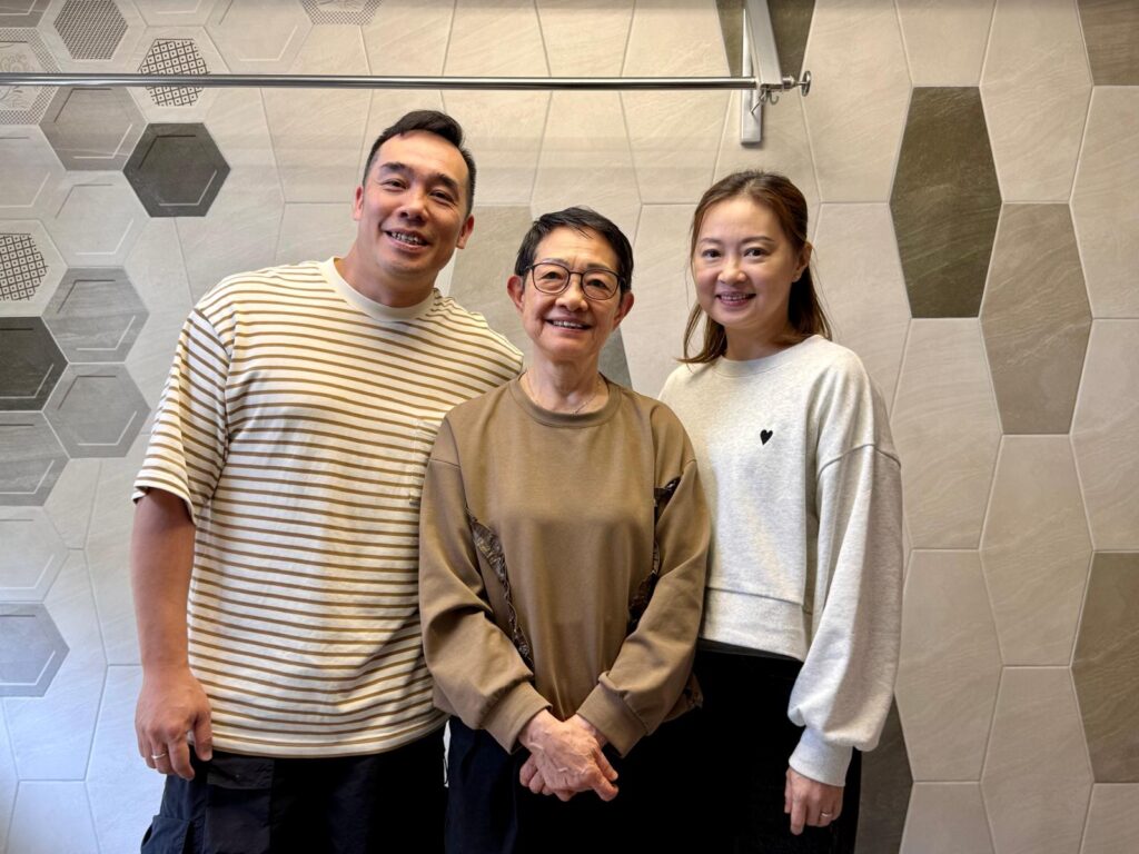 有些人生,不是從一開始就注定要跌落谷底;但一旦走偏了路,想再爬回來,往往要付出比常人更長、更痛、更真實的代價。林家俊 Andy 的故事吸引人之處,不在於他曾經跌得有多深,而在於他如何一步步走出失控的人生:從少年時期的抗拒與逃避,到沉迷毒品、傷人傷己;再到學會停止「靠自己硬撐」,願意接受陪伴、重新建立信任,最後把走過的路變成別人的路標。這是一段關於回頭、關於修復、也關於學會去愛,讀到最後,你會明白所謂「改變」,從來不只是意志力,而是一個人終於肯面對自己,並選擇不再重複昨日的那一刻開始。