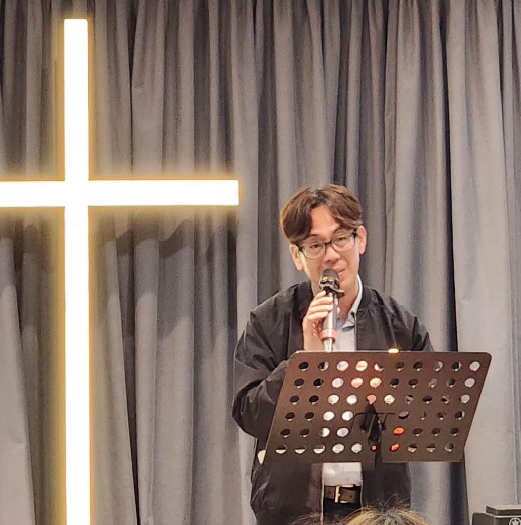 在很多人眼中，牧者的工作離地、嚴肅，甚至帶點距離感。但與廖諾文牧師對話，你會很快發現：他說的不是高深道理，而是「人」——人的處境、人的掙扎、人的故事，還有在故事裏悄悄發生的改變。廖牧師現為播道會雅斤堂分堂堂主任、成人牧區區牧，同時亦在教會學校任教，並於神學院擔任青少年事工的客座講師。他走過的路，看似轉折，實則始終如一：他想做一份「對人有意義」的工作，能夠祝福別人，也讓自己的生命持續被更新。