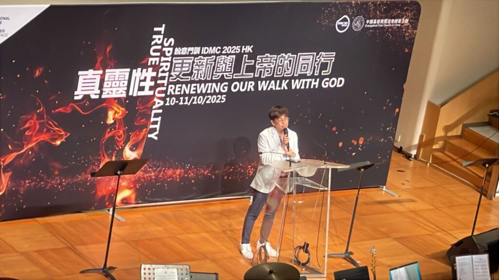 在很多人眼中，牧者的工作離地、嚴肅，甚至帶點距離感。但與廖諾文牧師對話，你會很快發現：他說的不是高深道理，而是「人」——人的處境、人的掙扎、人的故事，還有在故事裏悄悄發生的改變。廖牧師現為播道會雅斤堂分堂堂主任、成人牧區區牧，同時亦在教會學校任教，並於神學院擔任青少年事工的客座講師。他走過的路，看似轉折，實則始終如一：他想做一份「對人有意義」的工作，能夠祝福別人，也讓自己的生命持續被更新。