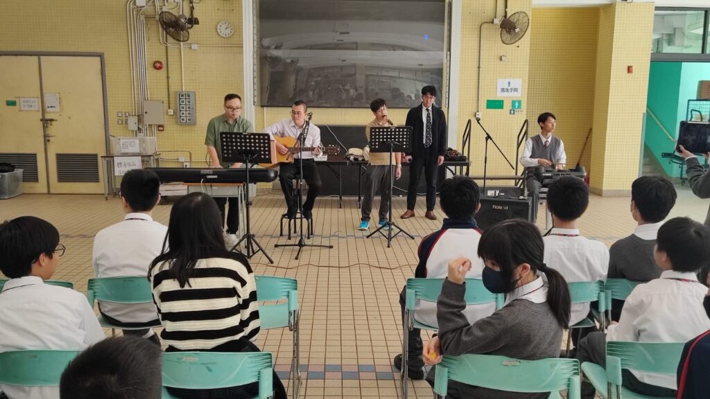 在很多人眼中，牧者的工作離地、嚴肅，甚至帶點距離感。但與廖諾文牧師對話，你會很快發現：他說的不是高深道理，而是「人」——人的處境、人的掙扎、人的故事，還有在故事裏悄悄發生的改變。廖牧師現為播道會雅斤堂分堂堂主任、成人牧區區牧，同時亦在教會學校任教，並於神學院擔任青少年事工的客座講師。他走過的路，看似轉折，實則始終如一：他想做一份「對人有意義」的工作，能夠祝福別人，也讓自己的生命持續被更新。