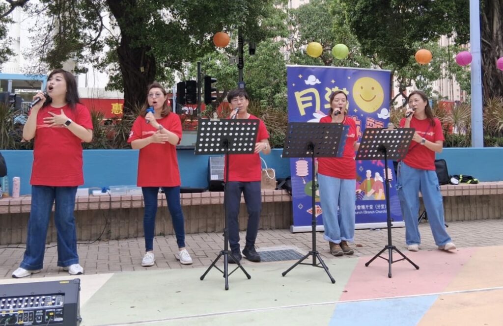 在很多人眼中，牧者的工作離地、嚴肅，甚至帶點距離感。但與廖諾文牧師對話，你會很快發現：他說的不是高深道理，而是「人」——人的處境、人的掙扎、人的故事，還有在故事裏悄悄發生的改變。廖牧師現為播道會雅斤堂分堂堂主任、成人牧區區牧，同時亦在教會學校任教，並於神學院擔任青少年事工的客座講師。他走過的路，看似轉折，實則始終如一：他想做一份「對人有意義」的工作，能夠祝福別人，也讓自己的生命持續被更新。