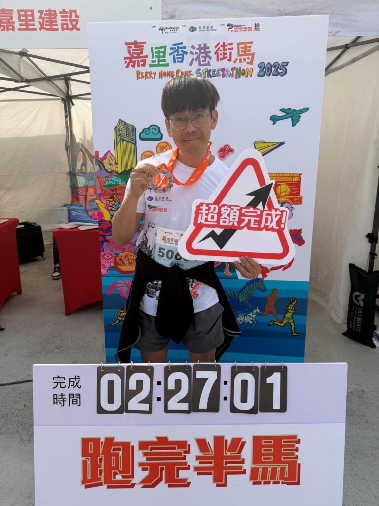 在很多人眼中，牧者的工作離地、嚴肅，甚至帶點距離感。但與廖諾文牧師對話，你會很快發現：他說的不是高深道理，而是「人」——人的處境、人的掙扎、人的故事，還有在故事裏悄悄發生的改變。廖牧師現為播道會雅斤堂分堂堂主任、成人牧區區牧，同時亦在教會學校任教，並於神學院擔任青少年事工的客座講師。他走過的路，看似轉折，實則始終如一：他想做一份「對人有意義」的工作，能夠祝福別人，也讓自己的生命持續被更新。