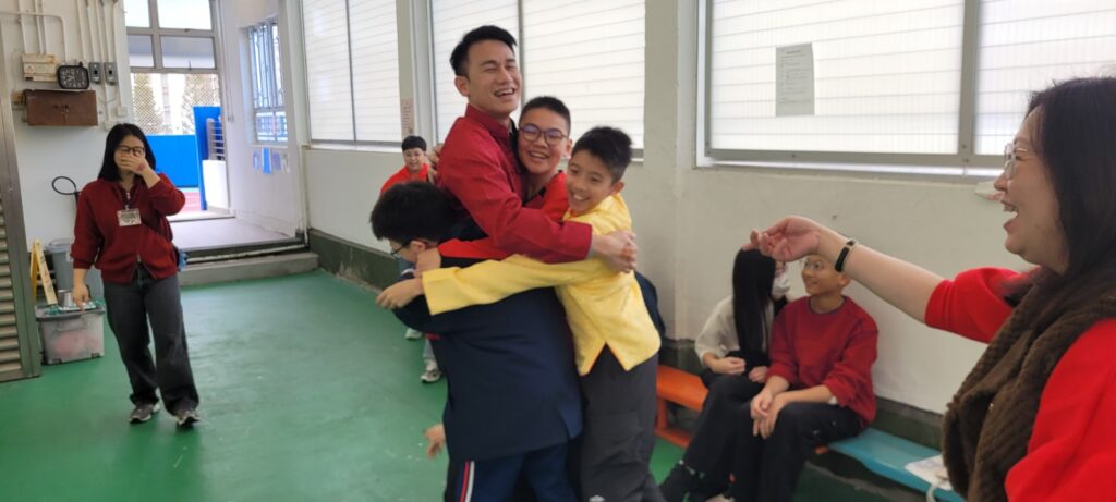 在一個人人都在問「成績怎樣衝上去」的年代，聖公會聖米迦勒小學｜鄧子健校長把話題帶到更根本的位置：孩子為什麼要學？如果連自己想成為怎樣的人都未想清楚，再漂亮的分數都可能只是一段被推着走的路。他不介意談自己的「不完美」——年少時頑皮、讀書只求「夠用」、曾把賺錢當作最重要的指標；也不避諱說自己如何在一次次被提醒、被挑戰後，慢慢學會謙卑，學會用「關係」和「信任」去帶領一間學校。這次專訪，記錄他如何把興趣與夢想變成孩子看得見、摸得到的學習經驗；也記錄他如何用一份家長問卷、七十多位家長親自回電，把「我願意聽」變成「我真的做到」。讀到最後你會明白，他想打造的不是一間只擅長催谷孩子成績的學校，而是一個讓孩子每天願意走進來、並且敢於想像未來的地方。