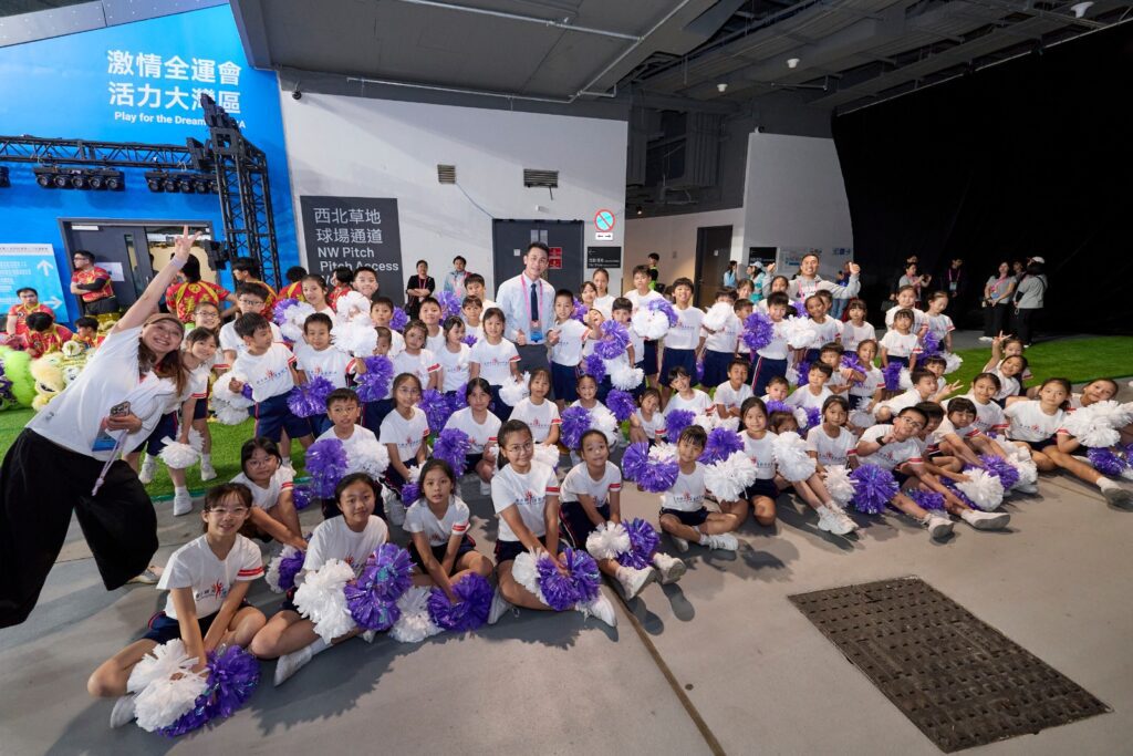 在一個人人都在問「成績怎樣衝上去」的年代，聖公會聖米迦勒小學｜鄧子健校長把話題帶到更根本的位置：孩子為什麼要學？如果連自己想成為怎樣的人都未想清楚，再漂亮的分數都可能只是一段被推着走的路。他不介意談自己的「不完美」——年少時頑皮、讀書只求「夠用」、曾把賺錢當作最重要的指標；也不避諱說自己如何在一次次被提醒、被挑戰後，慢慢學會謙卑，學會用「關係」和「信任」去帶領一間學校。這次專訪，記錄他如何把興趣與夢想變成孩子看得見、摸得到的學習經驗；也記錄他如何用一份家長問卷、七十多位家長親自回電，把「我願意聽」變成「我真的做到」。讀到最後你會明白，他想打造的不是一間只擅長催谷孩子成績的學校，而是一個讓孩子每天願意走進來、並且敢於想像未來的地方。