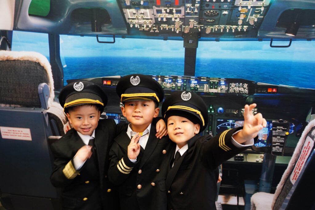 在一個人人都在問「成績怎樣衝上去」的年代，聖公會聖米迦勒小學｜鄧子健校長把話題帶到更根本的位置：孩子為什麼要學？如果連自己想成為怎樣的人都未想清楚，再漂亮的分數都可能只是一段被推着走的路。他不介意談自己的「不完美」——年少時頑皮、讀書只求「夠用」、曾把賺錢當作最重要的指標；也不避諱說自己如何在一次次被提醒、被挑戰後，慢慢學會謙卑，學會用「關係」和「信任」去帶領一間學校。這次專訪，記錄他如何把興趣與夢想變成孩子看得見、摸得到的學習經驗；也記錄他如何用一份家長問卷、七十多位家長親自回電，把「我願意聽」變成「我真的做到」。讀到最後你會明白，他想打造的不是一間只擅長催谷孩子成績的學校，而是一個讓孩子每天願意走進來、並且敢於想像未來的地方。