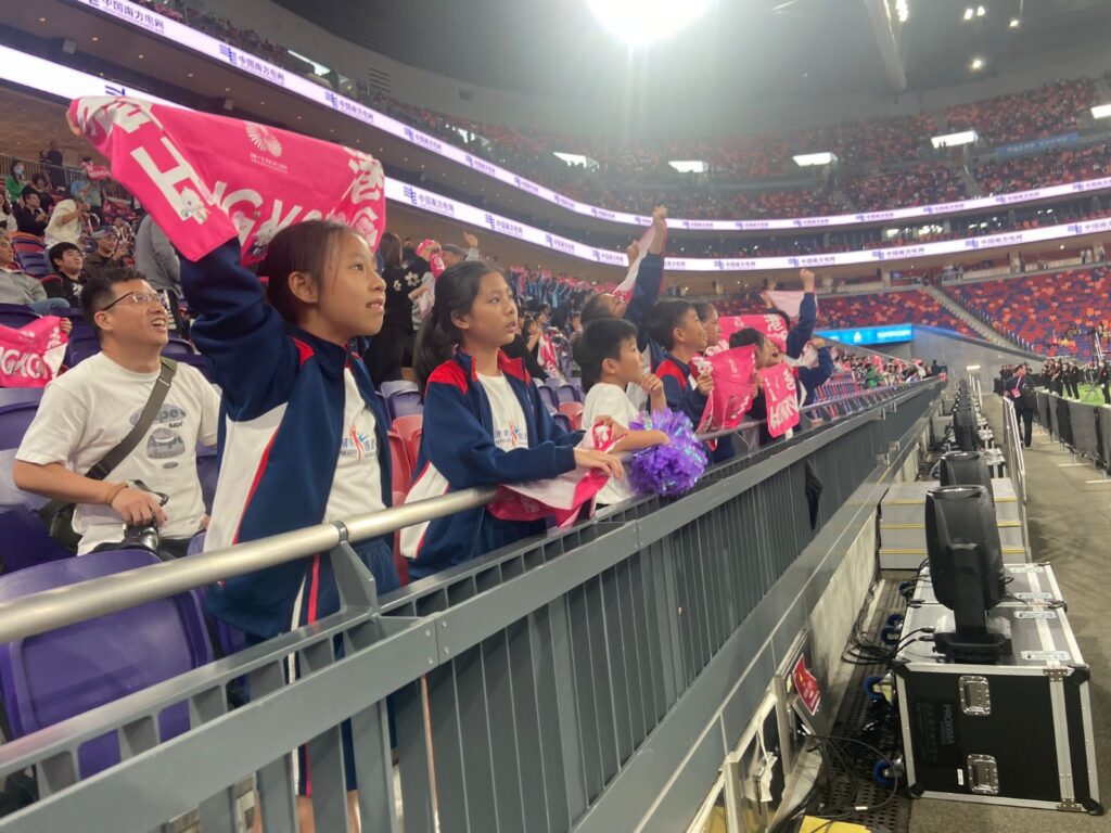 在一個人人都在問「成績怎樣衝上去」的年代，聖公會聖米迦勒小學｜鄧子健校長把話題帶到更根本的位置：孩子為什麼要學？如果連自己想成為怎樣的人都未想清楚，再漂亮的分數都可能只是一段被推着走的路。他不介意談自己的「不完美」——年少時頑皮、讀書只求「夠用」、曾把賺錢當作最重要的指標；也不避諱說自己如何在一次次被提醒、被挑戰後，慢慢學會謙卑，學會用「關係」和「信任」去帶領一間學校。這次專訪，記錄他如何把興趣與夢想變成孩子看得見、摸得到的學習經驗；也記錄他如何用一份家長問卷、七十多位家長親自回電，把「我願意聽」變成「我真的做到」。讀到最後你會明白，他想打造的不是一間只擅長催谷孩子成績的學校，而是一個讓孩子每天願意走進來、並且敢於想像未來的地方。