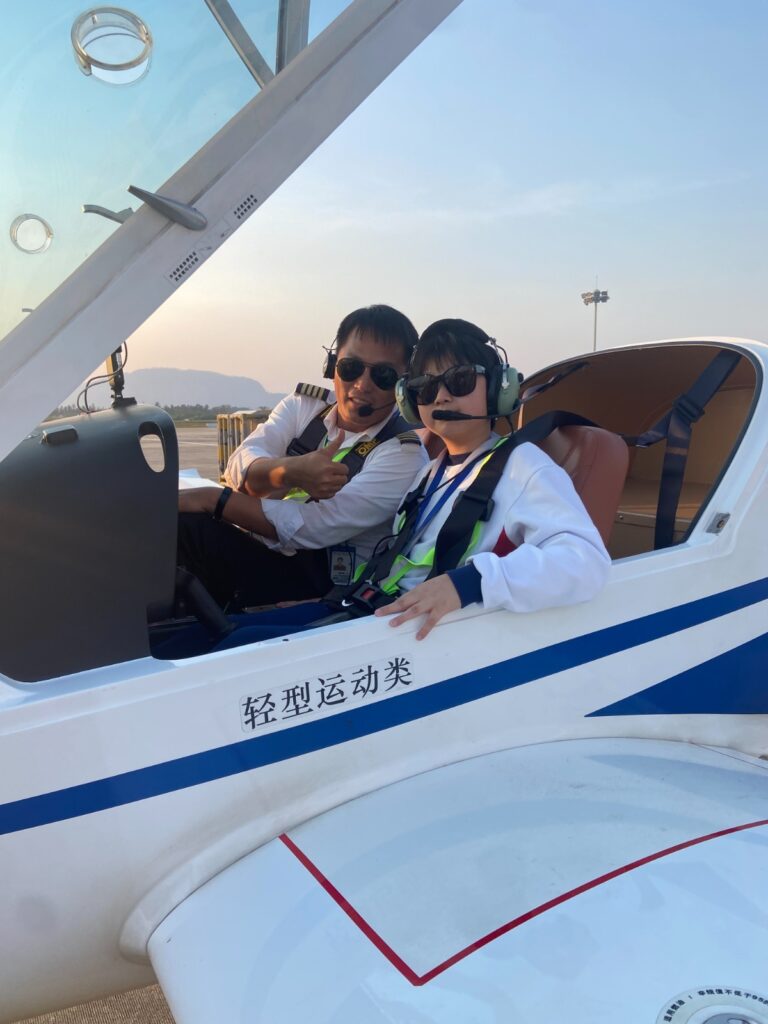 在一個人人都在問「成績怎樣衝上去」的年代，聖公會聖米迦勒小學｜鄧子健校長把話題帶到更根本的位置：孩子為什麼要學？如果連自己想成為怎樣的人都未想清楚，再漂亮的分數都可能只是一段被推着走的路。他不介意談自己的「不完美」——年少時頑皮、讀書只求「夠用」、曾把賺錢當作最重要的指標；也不避諱說自己如何在一次次被提醒、被挑戰後，慢慢學會謙卑，學會用「關係」和「信任」去帶領一間學校。這次專訪，記錄他如何把興趣與夢想變成孩子看得見、摸得到的學習經驗；也記錄他如何用一份家長問卷、七十多位家長親自回電，把「我願意聽」變成「我真的做到」。讀到最後你會明白，他想打造的不是一間只擅長催谷孩子成績的學校，而是一個讓孩子每天願意走進來、並且敢於想像未來的地方。