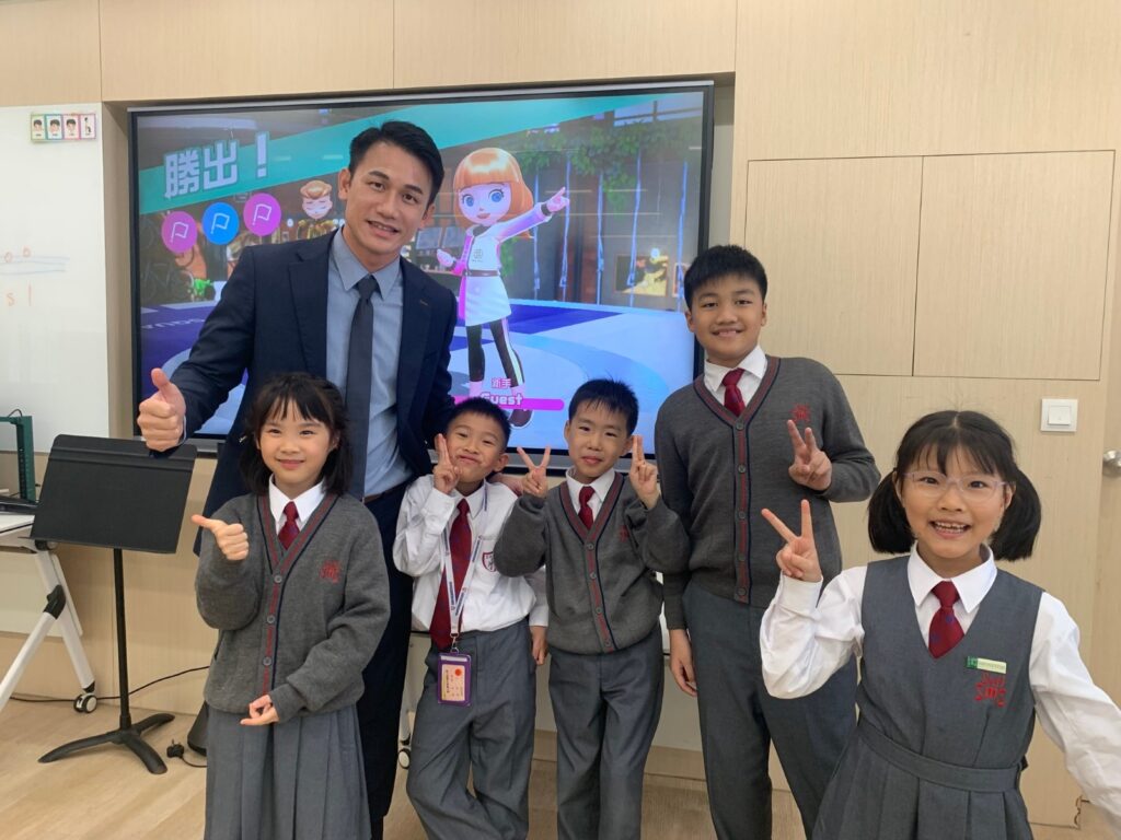 在一個人人都在問「成績怎樣衝上去」的年代，聖公會聖米迦勒小學｜鄧子健校長把話題帶到更根本的位置：孩子為什麼要學？如果連自己想成為怎樣的人都未想清楚，再漂亮的分數都可能只是一段被推着走的路。他不介意談自己的「不完美」——年少時頑皮、讀書只求「夠用」、曾把賺錢當作最重要的指標；也不避諱說自己如何在一次次被提醒、被挑戰後，慢慢學會謙卑，學會用「關係」和「信任」去帶領一間學校。這次專訪，記錄他如何把興趣與夢想變成孩子看得見、摸得到的學習經驗；也記錄他如何用一份家長問卷、七十多位家長親自回電，把「我願意聽」變成「我真的做到」。讀到最後你會明白，他想打造的不是一間只擅長催谷孩子成績的學校，而是一個讓孩子每天願意走進來、並且敢於想像未來的地方。