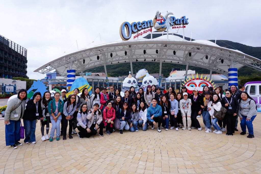 在一個人人都在問「成績怎樣衝上去」的年代，聖公會聖米迦勒小學｜鄧子健校長把話題帶到更根本的位置：孩子為什麼要學？如果連自己想成為怎樣的人都未想清楚，再漂亮的分數都可能只是一段被推着走的路。他不介意談自己的「不完美」——年少時頑皮、讀書只求「夠用」、曾把賺錢當作最重要的指標；也不避諱說自己如何在一次次被提醒、被挑戰後，慢慢學會謙卑，學會用「關係」和「信任」去帶領一間學校。這次專訪，記錄他如何把興趣與夢想變成孩子看得見、摸得到的學習經驗；也記錄他如何用一份家長問卷、七十多位家長親自回電，把「我願意聽」變成「我真的做到」。讀到最後你會明白，他想打造的不是一間只擅長催谷孩子成績的學校，而是一個讓孩子每天願意走進來、並且敢於想像未來的地方。