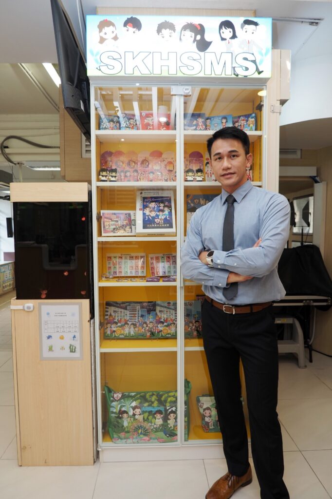 在一個人人都在問「成績怎樣衝上去」的年代，聖公會聖米迦勒小學｜鄧子健校長把話題帶到更根本的位置：孩子為什麼要學？如果連自己想成為怎樣的人都未想清楚，再漂亮的分數都可能只是一段被推着走的路。他不介意談自己的「不完美」——年少時頑皮、讀書只求「夠用」、曾把賺錢當作最重要的指標；也不避諱說自己如何在一次次被提醒、被挑戰後，慢慢學會謙卑，學會用「關係」和「信任」去帶領一間學校。這次專訪，記錄他如何把興趣與夢想變成孩子看得見、摸得到的學習經驗；也記錄他如何用一份家長問卷、七十多位家長親自回電，把「我願意聽」變成「我真的做到」。讀到最後你會明白，他想打造的不是一間只擅長催谷孩子成績的學校，而是一個讓孩子每天願意走進來、並且敢於想像未來的地方。