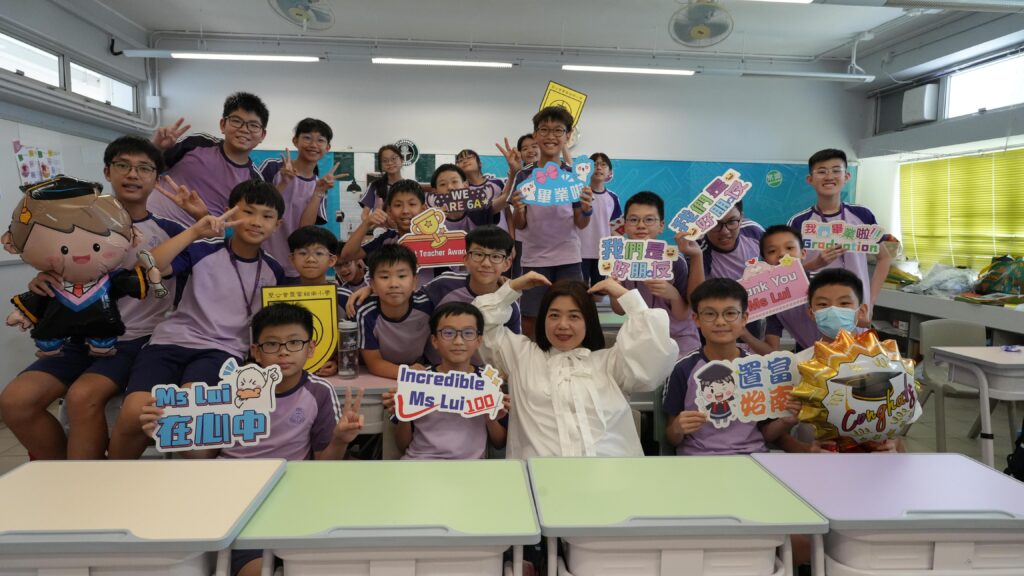 在一個「成績先行」、節奏越來越急的年代，教育最怕的不是孩子走得慢，而是有些孩子從一開始就不被看見。這次專訪，我們走進聖公會青衣邨何澤芸小學，與雷頴笙校長對談——她的分享沒有距離感，從自身成長經歷談起：年少時曾經不在「被優先照顧」的一群，令她更明白公平與機會對孩子有多重要。也正因為走過那段路，她更堅定要把學校變成一個能讓孩子發現亮點、學會爭取、並在關係中成長的地方。從老師與家長的合作，到校園制度如何為老師騰出空間，她談的不只是「怎樣教」，更是「為什麼要這樣教」：讓每個孩子都有平等的機會，對生命保有熱情，並在價值與品格上走正路。