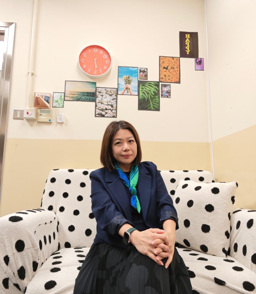 在一個「成績先行」、節奏越來越急的年代，教育最怕的不是孩子走得慢，而是有些孩子從一開始就不被看見。這次專訪，我們走進聖公會青衣邨何澤芸小學，與雷頴笙校長對談——她的分享沒有距離感，從自身成長經歷談起：年少時曾經不在「被優先照顧」的一群，令她更明白公平與機會對孩子有多重要。也正因為走過那段路，她更堅定要把學校變成一個能讓孩子發現亮點、學會爭取、並在關係中成長的地方。從老師與家長的合作，到校園制度如何為老師騰出空間，她談的不只是「怎樣教」，更是「為什麼要這樣教」：讓每個孩子都有平等的機會，對生命保有熱情，並在價值與品格上走正路。