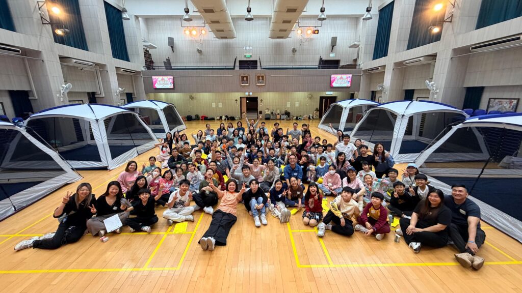 在一個「成績先行」、節奏越來越急的年代，教育最怕的不是孩子走得慢，而是有些孩子從一開始就不被看見。這次專訪，我們走進聖公會青衣邨何澤芸小學，與雷頴笙校長對談——她的分享沒有距離感，從自身成長經歷談起：年少時曾經不在「被優先照顧」的一群，令她更明白公平與機會對孩子有多重要。也正因為走過那段路，她更堅定要把學校變成一個能讓孩子發現亮點、學會爭取、並在關係中成長的地方。從老師與家長的合作，到校園制度如何為老師騰出空間，她談的不只是「怎樣教」，更是「為什麼要這樣教」：讓每個孩子都有平等的機會，對生命保有熱情，並在價值與品格上走正路。