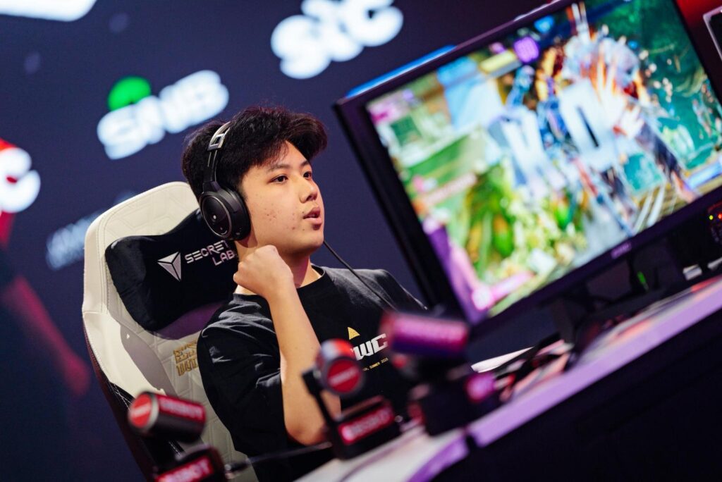 在很多人眼中，電競仍然很容易被一句「打機」概括；但對《街頭霸王6》電競選手陳柏賢（Micky）而言，這是一條用熱愛起步、靠日復一日的訓練站穩的路。更難得的是，他在17歲、正面對DSE與密集賽程的交叉口時，談的不是「一搏成名」，而是如何在不穩定的產業裡保持謙虛、保持學習，同時為自己準備好下一步。這次專訪，我們跟著Micky回到他接觸《街霸》的起點，也走到他站上國際舞台的高光時刻，並聽他說清楚：電競選手真正的底氣，從來不只來自天份。