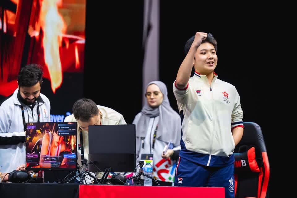 在很多人眼中，電競仍然很容易被一句「打機」概括；但對《街頭霸王6》電競選手陳柏賢（Micky）而言，這是一條用熱愛起步、靠日復一日的訓練站穩的路。更難得的是，他在17歲、正面對DSE與密集賽程的交叉口時，談的不是「一搏成名」，而是如何在不穩定的產業裡保持謙虛、保持學習，同時為自己準備好下一步。這次專訪，我們跟著Micky回到他接觸《街霸》的起點，也走到他站上國際舞台的高光時刻，並聽他說清楚：電競選手真正的底氣，從來不只來自天份。