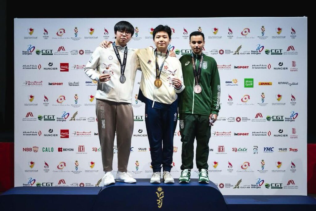 在很多人眼中，電競仍然很容易被一句「打機」概括；但對《街頭霸王6》電競選手陳柏賢（Micky）而言，這是一條用熱愛起步、靠日復一日的訓練站穩的路。更難得的是，他在17歲、正面對DSE與密集賽程的交叉口時，談的不是「一搏成名」，而是如何在不穩定的產業裡保持謙虛、保持學習，同時為自己準備好下一步。這次專訪，我們跟著Micky回到他接觸《街霸》的起點，也走到他站上國際舞台的高光時刻，並聽他說清楚：電競選手真正的底氣，從來不只來自天份。