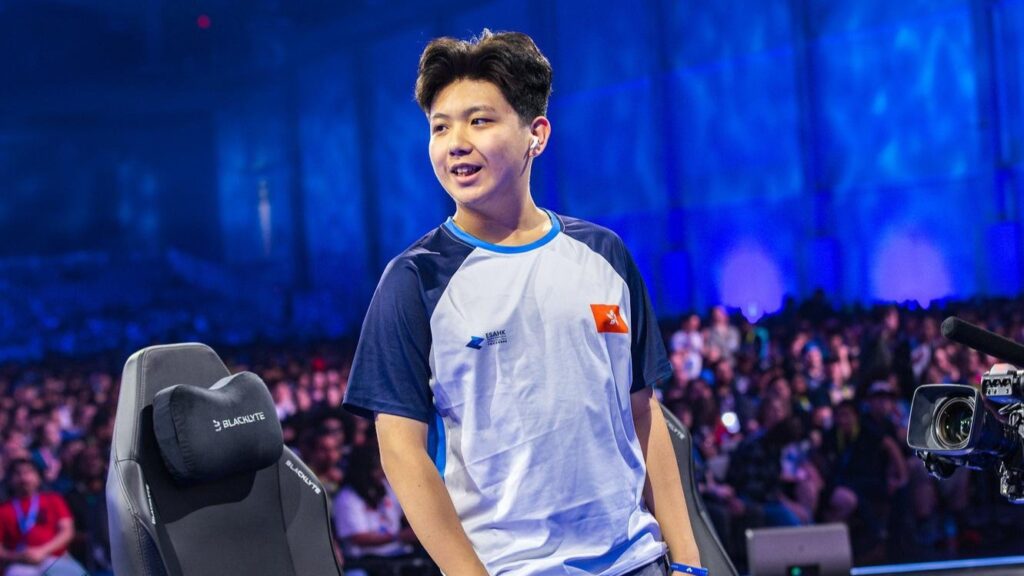 在很多人眼中，電競仍然很容易被一句「打機」概括；但對《街頭霸王6》電競選手陳柏賢（Micky）而言，這是一條用熱愛起步、靠日復一日的訓練站穩的路。更難得的是，他在17歲、正面對DSE與密集賽程的交叉口時，談的不是「一搏成名」，而是如何在不穩定的產業裡保持謙虛、保持學習，同時為自己準備好下一步。這次專訪，我們跟著Micky回到他接觸《街霸》的起點，也走到他站上國際舞台的高光時刻，並聽他說清楚：電競選手真正的底氣，從來不只來自天份。